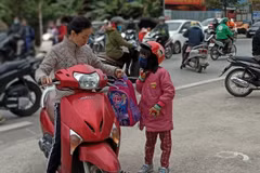 Nhiều trường học đã lùi giờ vào lớp trong những ngày giá rét. (Ảnh minh họa: PM/Vietnam+)