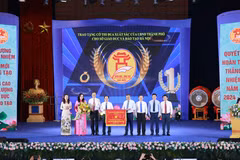 Lãnh đạo Uỷ ban Nhân dân thành phố Hà Nội trao tặng cờ thi đua xuất sắc cho Sở Giáo dục và Đào tạo Hà Nội. (Ảnh: Thanh Tùng/TTXVN)