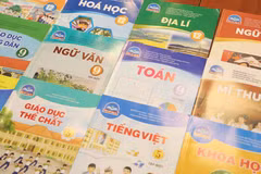 Sách giáo khoa bộ Chân trời sáng tạo. (Ảnh: PV/Vietnam+)