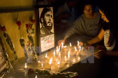Người dân Cuba thắp nến tưởng niệm Lãnh tụ Fidel Castro tại La Habana ngày 26/11. (Nguồn: AP/TTXVN)