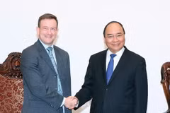 Thủ tướng Nguyễn Xuân Phúc tiếp Đại sứ Pháp tại Việt Nam Bertrand Lortholary đến chào xã giao nhân dịp nhận nhiệm kỳ công tác tại Việt Nam. (Ảnh: Thống Nhất/TTXVN)