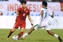 Pha cầm bóng đột phá của tiền đạo Công Phượng (trái) trong trận đấu với U22 Indonesia. (Ảnh: Quốc Khánh/TTXVN)