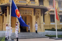 Lễ Thượng cờ ASEAN tại trụ sở Bộ Ngoại giao. (Ảnh: Nguyễn Khang/TTXVN)