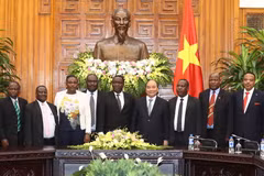 Thủ tướng Nguyễn Xuân Phúc chụp ảnh chung với đoàn Bộ trưởng của Tanzania. (Ảnh: Thống Nhất/TTXVN)