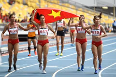 Đội tuyển điền kinh nữ Việt Nam ăn mừng sau khi về đích với chiếc huy chương vàng nội dung chạy tiếp sức 4x100m. (Ảnh: Quốc Khánh/TTXVN)