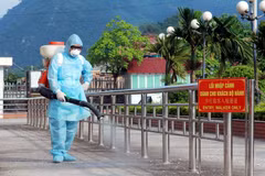 Phun thuốc khử trùng tiêu độc tại Cửa khẩu Quốc tế Thanh Thủy. (Ảnh: Đỗ Bình/TTXVN)
