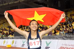 Vận động viên Lê Tú Chinh ăn mừng sau khi về đích đoạt huy chương vàng. (Ảnh: Quốc Khánh/TTXVN)