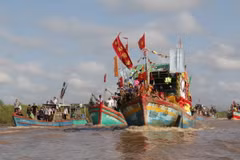 Đoàn rước “Nghinh Ông."(Ảnh: Như Bình/TTXVN)