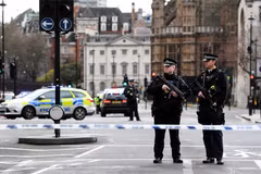 Cảnh sát có vũ trang gác bên ngoài tòa nhà Quốc hội ở London sau vụ nổ súng ngày 22/3. (Nguồn: EPA/TTXVN)