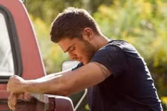 Người hâm mộ sẽ có cơ hội chứng kiến một Efron chững chạc, đầy "sương gió" trong "The Lucky One"
