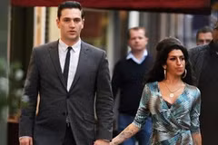Amy Winehouse và bạn trai mới Reg Traviss. (Nguồn: Internet)