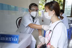 Tiêm vaccine cho người dân tại Côn Đảo. (Ảnh: TTXVN phát)