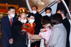 Chủ tịch nước Nguyễn Xuân Phúc và Phu nhân đến Sân bay quốc tế Geneva. (Ảnh: Thống Nhất/TTXVN)