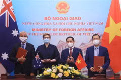 Bộ trưởng Ngoại giao Bùi Thanh Sơn và Bộ trưởng Ngoại giao Australia Marise Payne chứng kiến lễ ký biên bản ghi nhớ giữa hai bên. (Ảnh: Lâm Khánh/TTXVN)