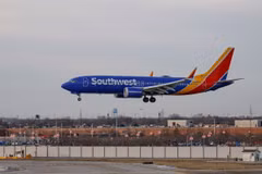 Máy bay của Hãng hàng không Southwest Airlines hạ cánh xuống sân bay quốc tế Chicago Midway ở Chicago, bang Illinois, Mỹ. (Ảnh: AFP/TTXVN)
