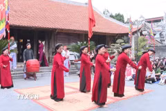 Các nghệ nhân làng Xoan gốc biểu diễn Hát Xoan tại Đình Hùng Lô, xã Hùng Lô, thành phố Việt Trì đã thu hút đông đảo người dân và du khách tham gia. (Ảnh TTXVN phát) 