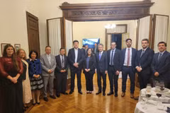 Đại sứ Việt Nam tại Argentina, Ngô Minh Nguyệt, cùng các đại biểu tại buổi làm việc với Bộ trưởng Công Thương Paraguay, Javier Gimenez. (Ảnh: Đại sứ quán Việt Nam tại Argentina)
