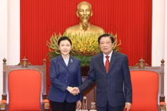 Trưởng Ban Nội chính Trung ương Phan Đình Trạc tiếp Bộ trưởng Tư pháp Trung Quốc Hạ Vinh đang thăm và làm việc tại Việt Nam. (Ảnh: Phương Hoa/TTXVN)