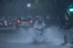 Mưa lớn do bão số 3 gây ngập nhiều tuyến phố ở Hà Nội. (Ảnh: Minh Sơn/Vietnam+)