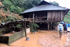 Nhà của hộ dân ở xã Hát Lừu huyện Trạm Tấu, Yên Bái bị đất đá sạt lở vào. (Ảnh: Thế Duyệt/TTXVN)