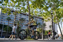  Người dân đi dạo và tập thể dục tại đại lộ Diagonal ở Barcelona, Tây Ban Nha khi lệnh phong tỏa được nới lỏng, ngày 2/5/2020. (Ảnh: THX/TTXVN)