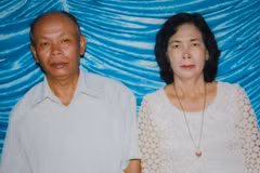 Yim Tith (phải) và vợ Ung Ken. (Nguồn: cambodiadaily.com)