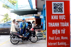Một cửa hàng có lắp đặt thiết bị xuất hóa đơn điện tử cho mỗi lần bán xăng. (Ảnh: Thu Hiền/TTXVN)