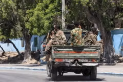 Binh sỹ Somalia tuần tra gần hiện trường vụ tấn công nhằm vào khách sạn ở Mogadishu, Somalia, ngày 15/3. (Ảnh: AFP/TTXVN)