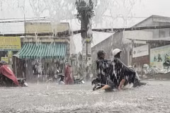Mưa xối xả khiến đường Tô Ngọc Vân (thành phố Thủ Đức, Thành phố Hồ Chí Minh) chìm trong nước. (Ảnh: Hồng Giang/TTXVN)