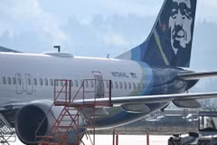 Máy bay Boeing 737 MAX của hãng hàng không Alaska Airlines hạ cánh khẩn cấp tại thành phố Portland, bang Oregon, Mỹ sau sự cố bung cửa, ngày 23/1/2024. (Ảnh: AFP/TTXVN)