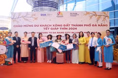 Ban Tổ chức trao các phần quà cho những hành khách quốc tế may mắn trúng thưởng. (Ảnh: Trần Lê Lâm/TTXVN)