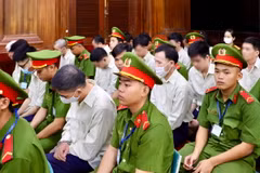 Các bị cáo tại phiên tòa. (Ảnh: Hồng Giang/TTXVN)