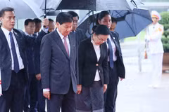 Tổng Bí thư, Chủ tịch nước Lào Thongloun Sisoulith cùng Phu nhân đặt vòng hoa và vào lăng viếng Chủ tịch Hồ Chí Minh. (Ảnh: An Đăng/TTXVN)