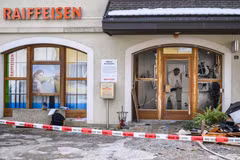 Cảnh sát Thụy Sĩ điều tra tại hiện trường một vụ phá máy ATM. (Nguồn: Swissinfo)