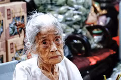 Cụ Nguyễn Thị Dần, nghệ nhân trăm tuổi ướp trà sen ở Quảng Bá, Tây Hồ, Hà Nội. (Ảnh: Khánh Hòa/TTXVN)