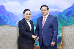 Thủ tướng Phạm Minh Chính tiếp bà Khamphao Eunthavanh, Đại sứ Lào tại Việt Nam. (Ảnh: Dương Giang/TTXVN)