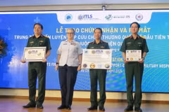 Chuyên gia Hoa Kỳ trao chứng nhận Trung tâm huấn luyện cấp cứu chấn thương quốc tế cho lãnh đạo Bệnh viện Quân y 175. (Ảnh: Đinh Hằng/TTXVN)
