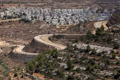 Khu định cư Givat Zeev của Israel (phía sau) và những ngôi làng của Palestine (phía trước) gần thành phố Ramallah, Bờ Tây, ngày 8/9/2023. (Ảnh: AFP/TTXVN)