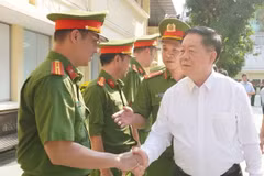 Trưởng Ban Tuyên giáo Trung ương Nguyễn Trọng Nghĩa với cán bộ chỉ huy Phòng Cảnh sát Hình sự, Công an Thành phố Hồ Chí Minh. (Ảnh: Thành Chung/TTXVN)