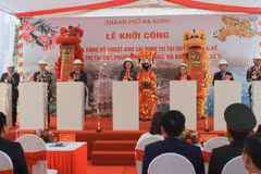 Các đại biểu nhấn nút khởi công dự án. (Nguồn: Báo Quảng Ninh)