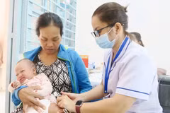 Tiêm vaccine dịch vụ tại Trạm Y tế xã Phong Phú, huyện Bình Chánh, Thành phố Hồ Chí Minh. (Ảnh: Đinh Hằng/TTXVN)