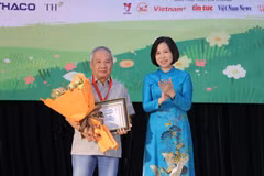 Nhà báo Vũ Việt Trang, Tổng Giám đốc Thông tấn xã Việt Nam, trao giải Hiệp sỹ Dế Mèn cho nhà văn Trần Đức Tiến vì những cống hiến xuất sắc cho thiếu nhi trong toàn bộ sự nghiệp của ông, trong đó có tác phẩm 'A lô!... Cậu đấy à?' được đưa vào xét giải năm 2023. (Nguồn: Báo Thể thao và Văn hóa)