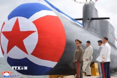 Nhà lãnh đạo Kim Jong Un thị sát một cơ sở tàu ngầm. 