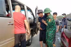 Lực lượng Bộ đội Biên phòng tỉnh Quảng Bình đưa các ngư dân bị nạn trên biển vào bờ. (Ảnh: TTXVN phát)