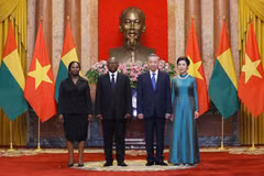 Tổng Bí thư, Chủ tịch nước Tô Lâm và Phu nhân cùng Tổng thống Guinea-Bissau Umaro Sissoco Embaló và Phu nhân chụp ảnh chung. (Ảnh: Lâm Khánh/TTXVN)