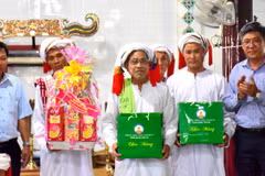 Đại diện lãnh đạo tỉnh thăm và chúc Tết Ramưwan đồng bào Chăm. (Ảnh: Hồng Hiếu/TTXVN)