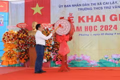 Trưởng Ban Tuyên giáo Trung ương Nguyễn Trọng Nghĩa đánh trống Khai giảng năm học 2024-2025 của Trường Trung học cơ sở Trừ Văn Thố, thị xã Cai Lậy, tỉnh Tiền Giang. (Ảnh: Minh Trí/TTXVN)