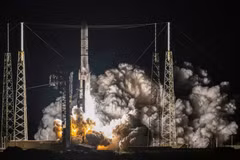 Tên lửa Vulcan Centau mang theo tàu đổ bộ Peregrine rời bệ phóng tại Trạm Vũ trụ ở mũi Canaveral, bang Florida, Mỹ ngày 8/1/2024. (Ảnh: AFP/TTXVN)