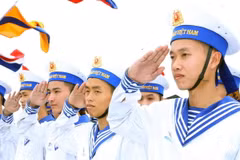 Các chiến sỹ Hải quân dự lễ tưởng niệm. (Ảnh: Trọng Đức/TTXVN)