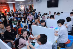 Người dân đến tham gia hiến máu tại Viện huyết học-Truyền máu Trung ương. (Ảnh: Hoàng Hiếu/TTXVN)